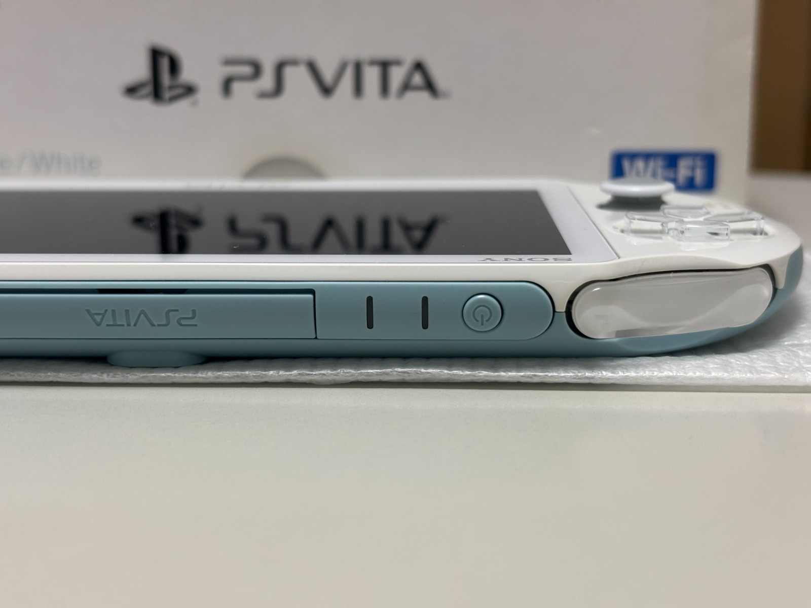 PS Vita SONY PlayStation Light Blue White PCH-2000 Console W/Charger Box