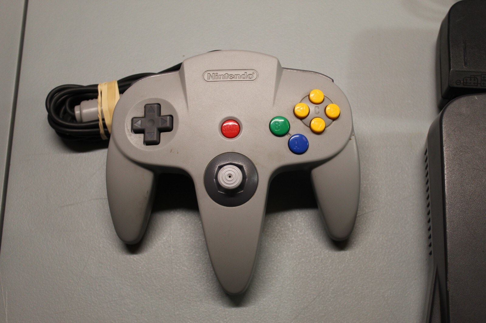 NINTENDO 64 SYSTEM CONSOLE NUS-001 (P11002567) Working. W/ one controller
