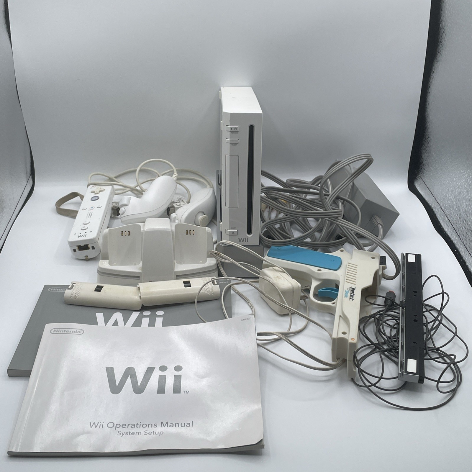 nintendo wii console 1 Controller 2 Nunchucks Charging Stations Wii Gun Read Des