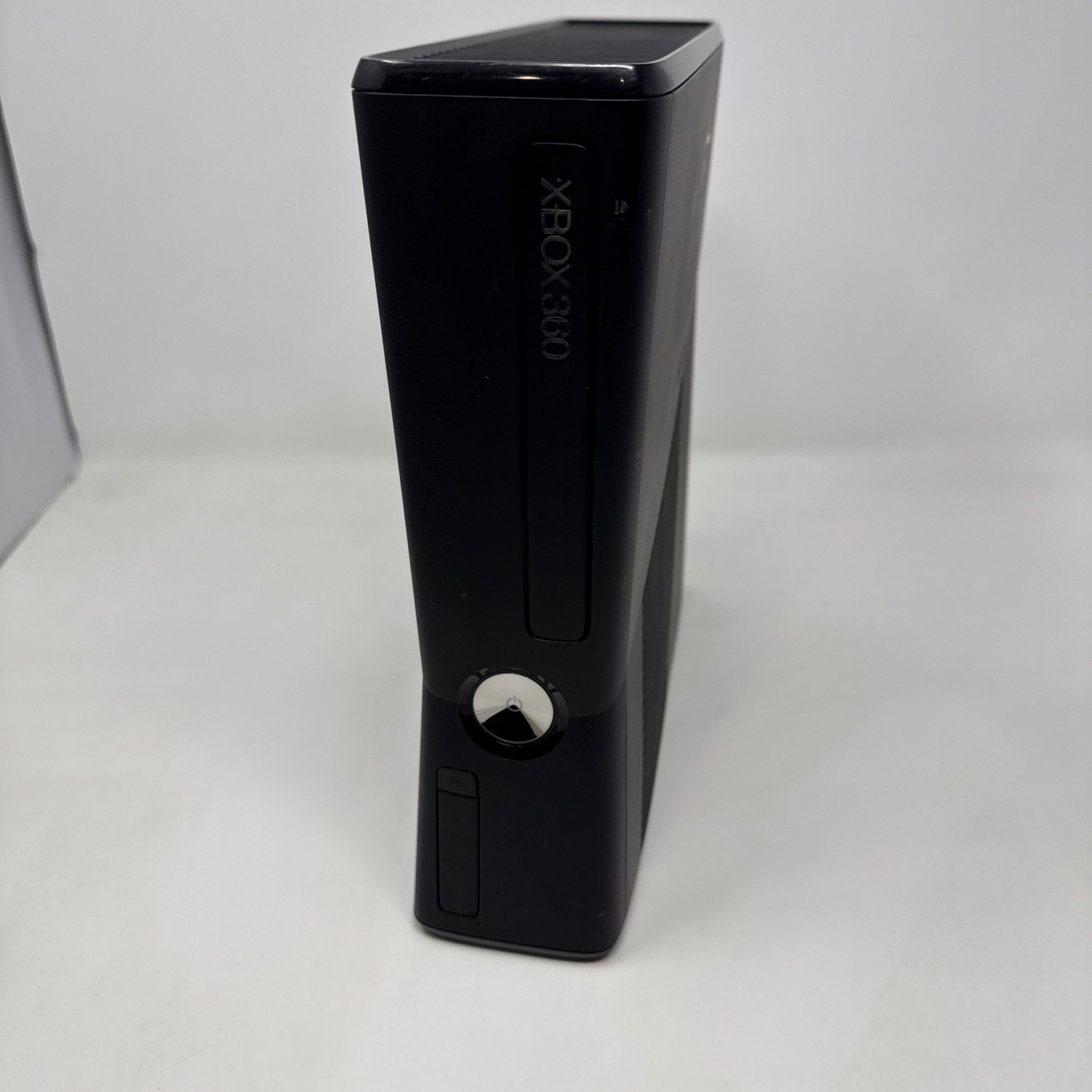 MICROSOFT XBOX 360S – 500GB – 1439 – Controller, Cables, 2 Games Tested Works