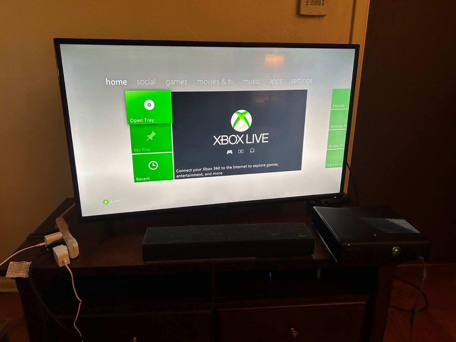 Tseted 2011 XBOX 360 Slim 4GB – No Hard Drive – Works – Power Supply, HDMI Cable
