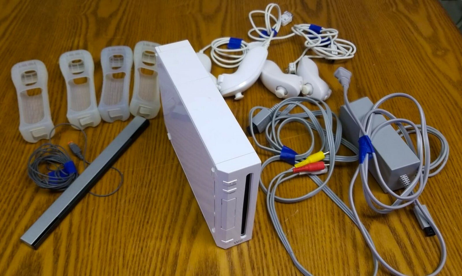 Nintendo Wii Gaming Console Sensor +Cords +SD Card +Nunchuks White RVL-001 USA