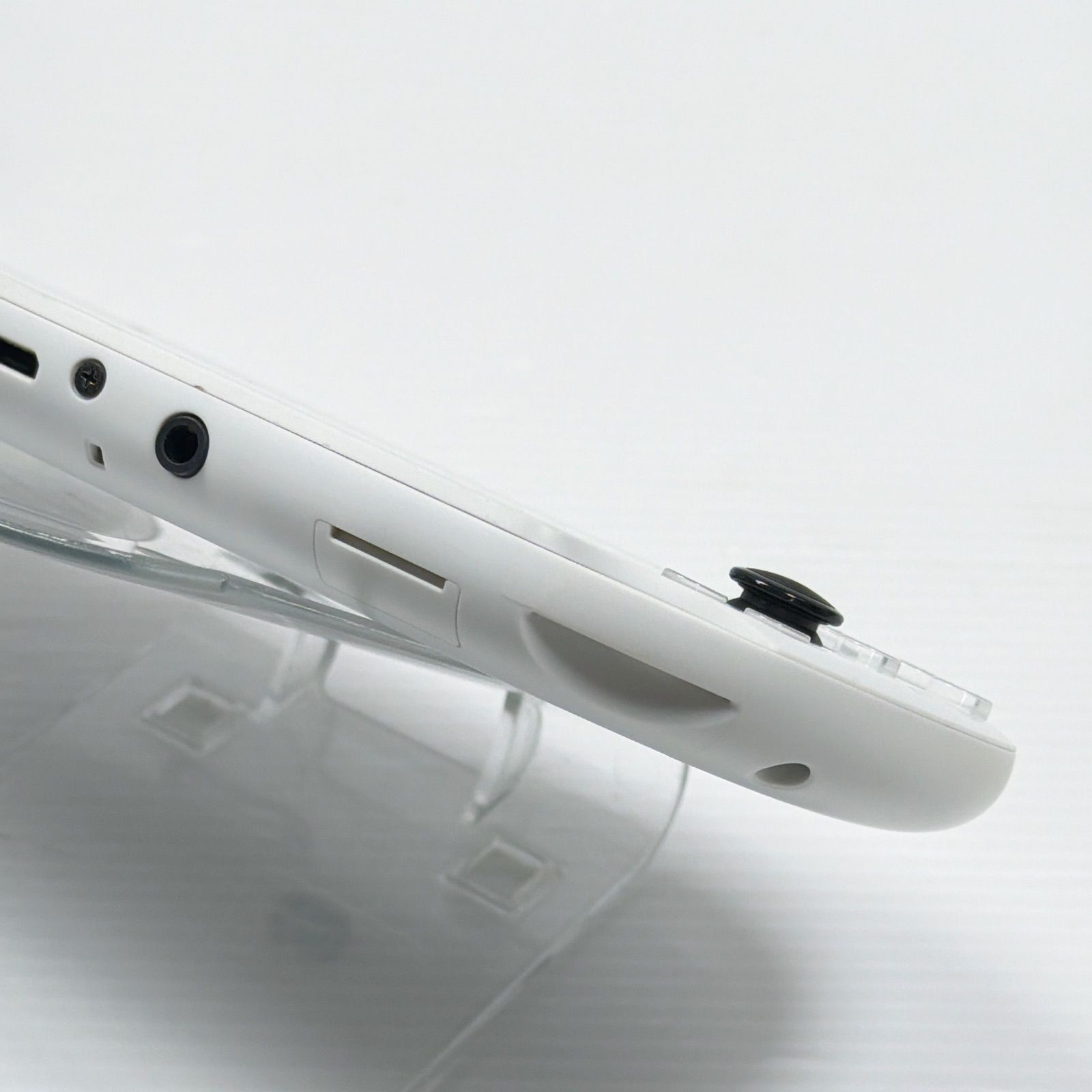 Excellent SONY PS Vita PCH-2000 Console White w/charger