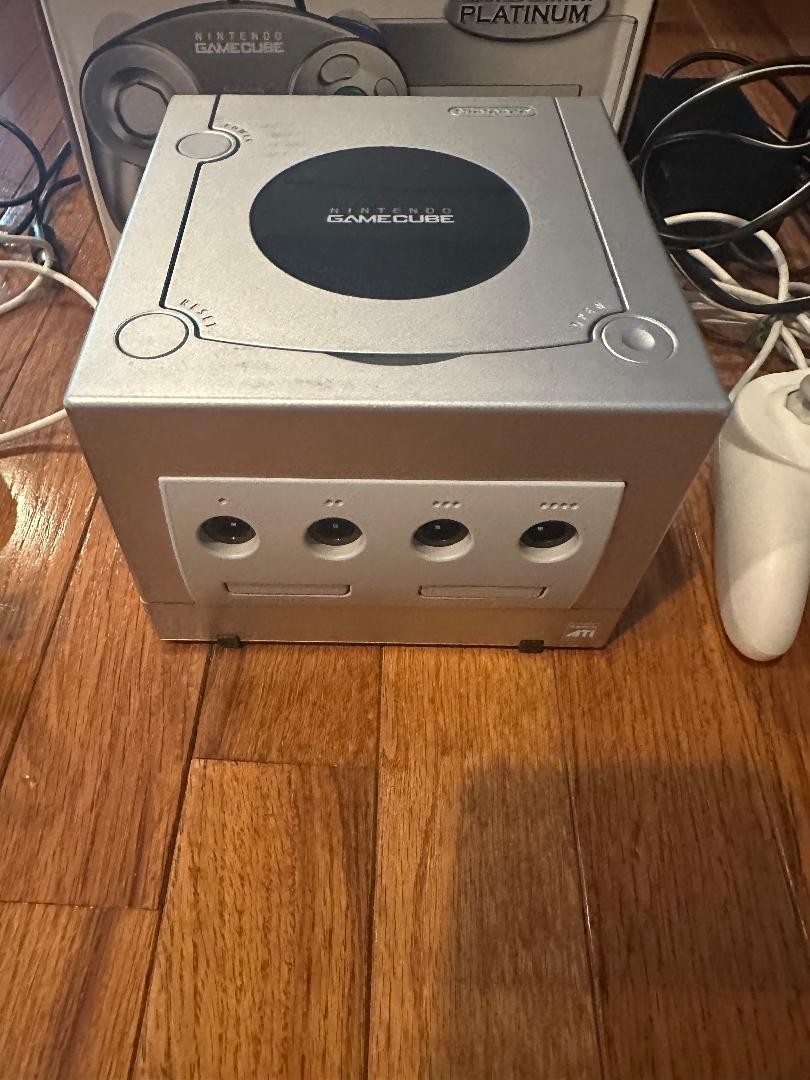 Nintendo DOL-101 GameCube Platinum Silver Console With Box.