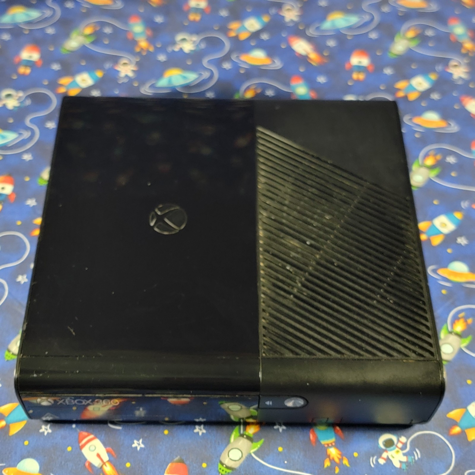 Microsoft Xbox 360E 4GB Console System Bundle W/ Cord, Kinect, Controller & Cabl