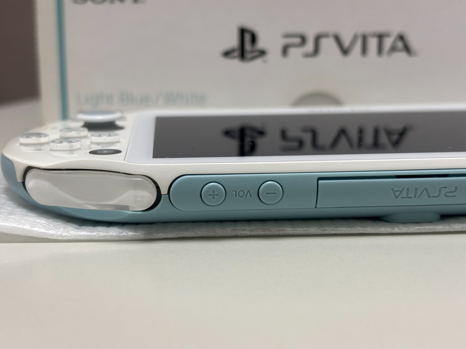 PS Vita SONY PlayStation Light Blue White PCH-2000 Console W/Charger Box