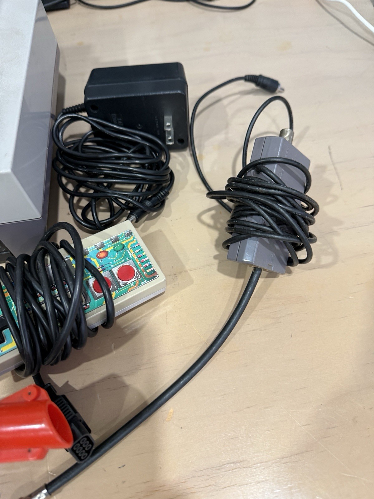 Nintendo NES Action Set Console – All Cables 2 Controllers- Zapper & Games