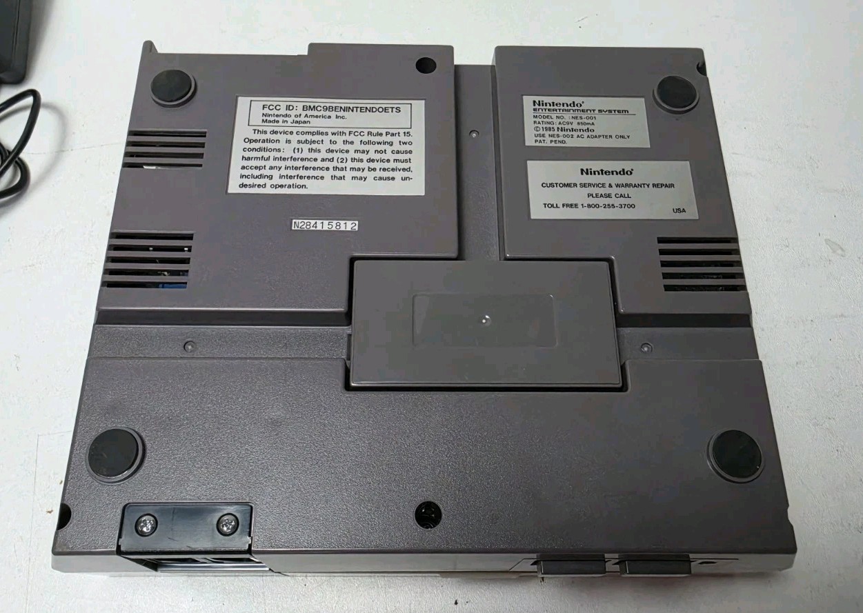 Nintendo NES Console NES-001 Bundle With 3 Games, Controller, Wires