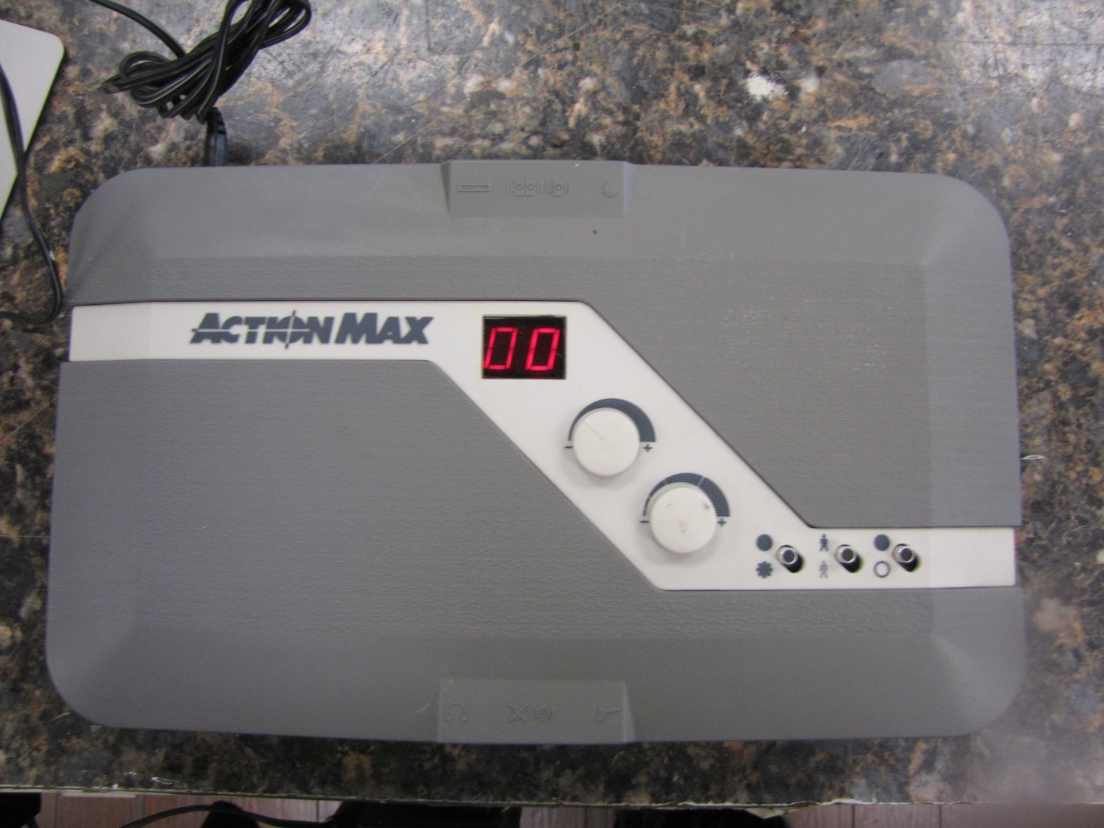 1987 Action Max Video Game System Console Model No. AM-1000 -Powers On- NB35