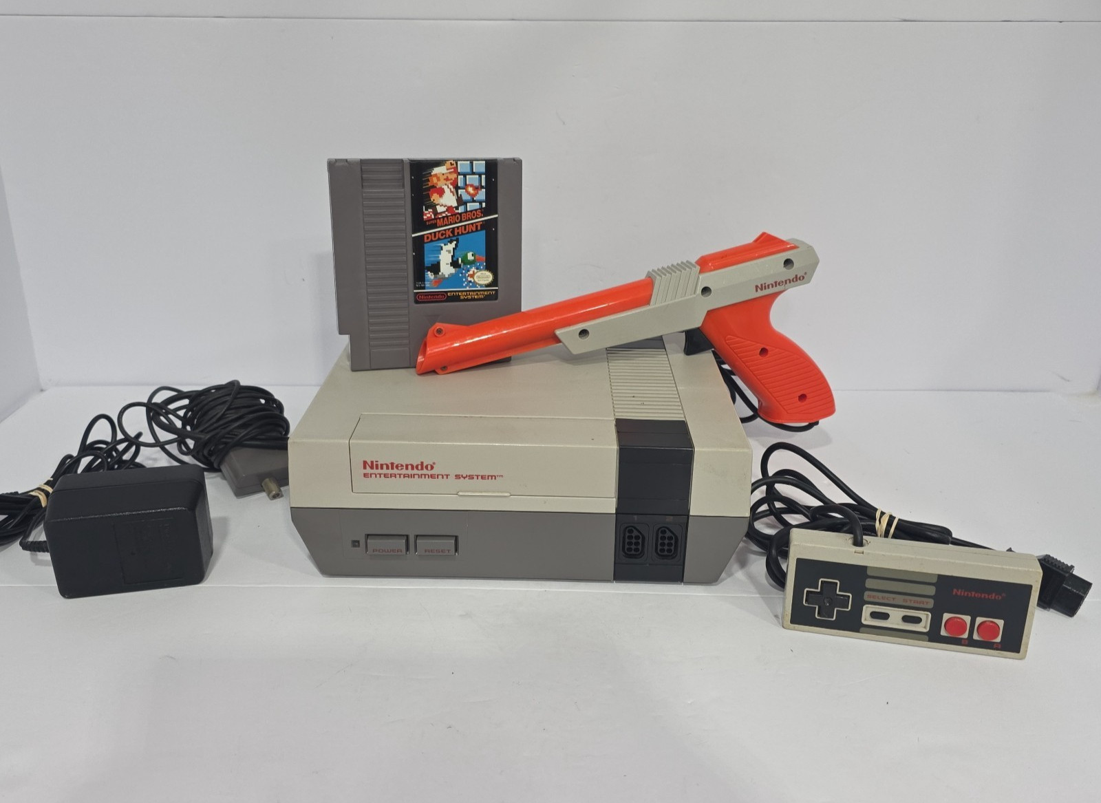 VTG 1985 Nintendo NES-001 Console Controller Super Mario Duck Hunt Bundle Game