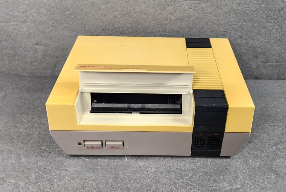 VINTAGE 1985 NINTENDO NES-001 CONTROL DECK BUNDLE MARIO GAME 2 CONTROLLERS GUN