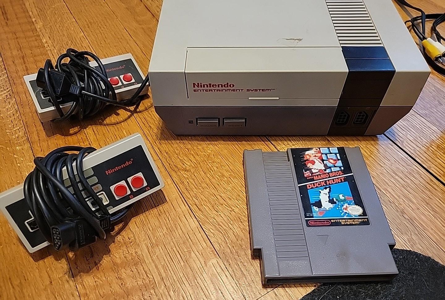 Original Nintendo NES Home Console – Mario and 2 controllers – works