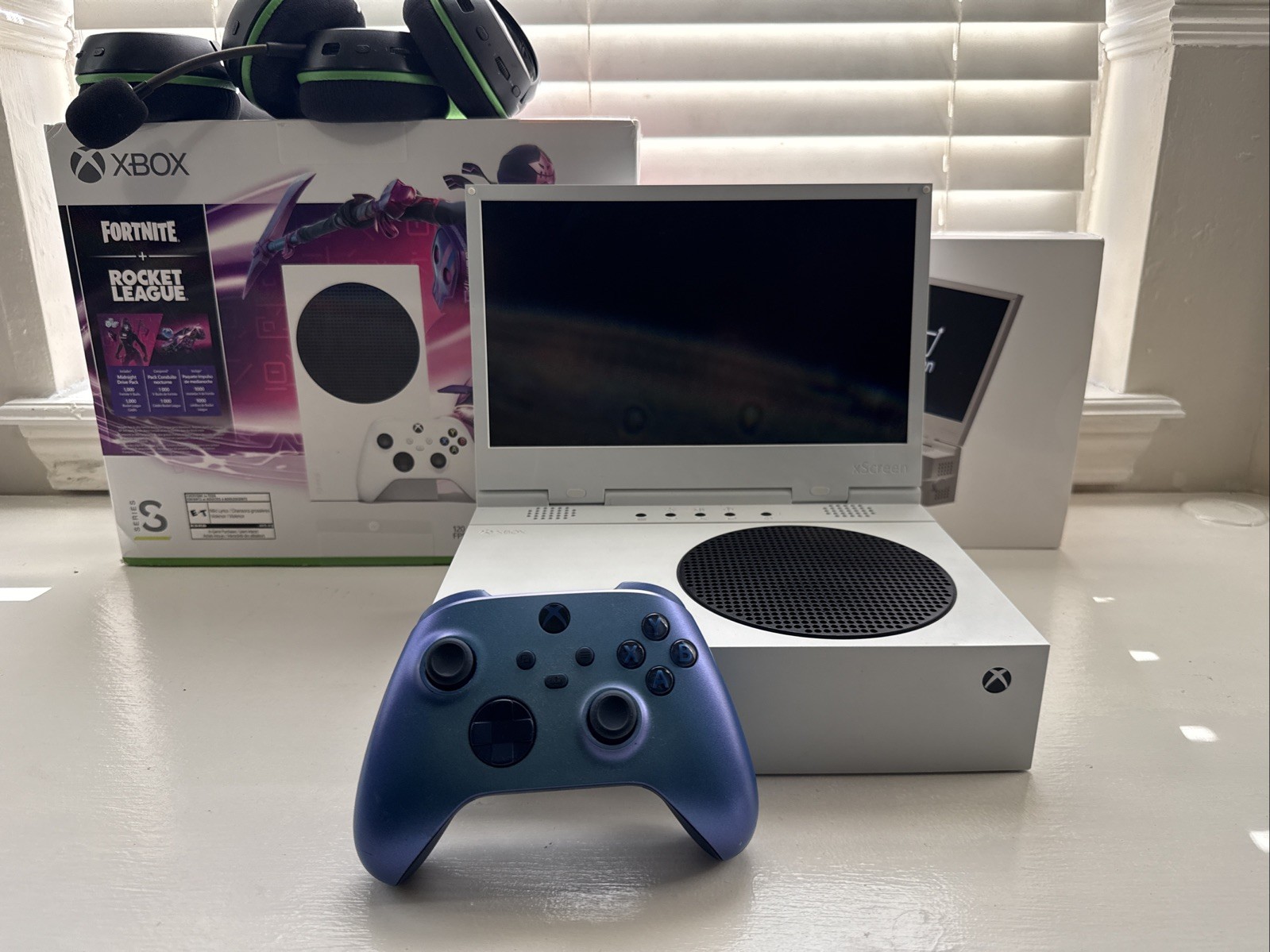 Xbox Series s 512gb With UpSpec Xscreen Portable Monitor Bundle