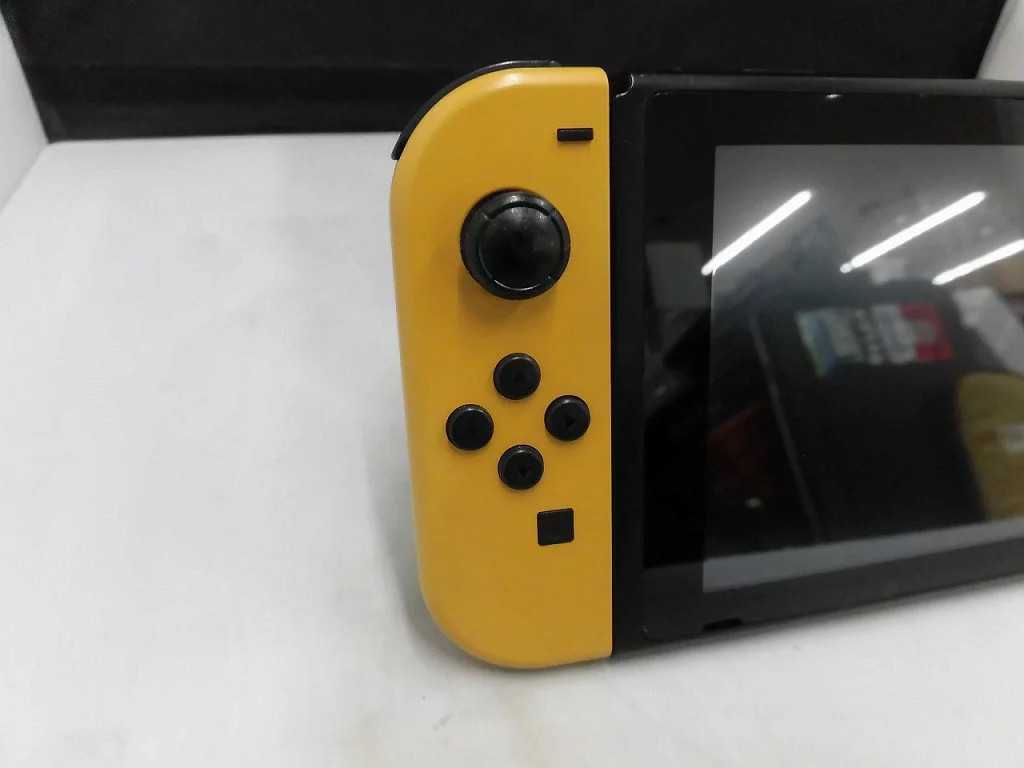 Nintendo Switch Pokémon Let’s Go! Eevee Set (with Poké Ball Plus)