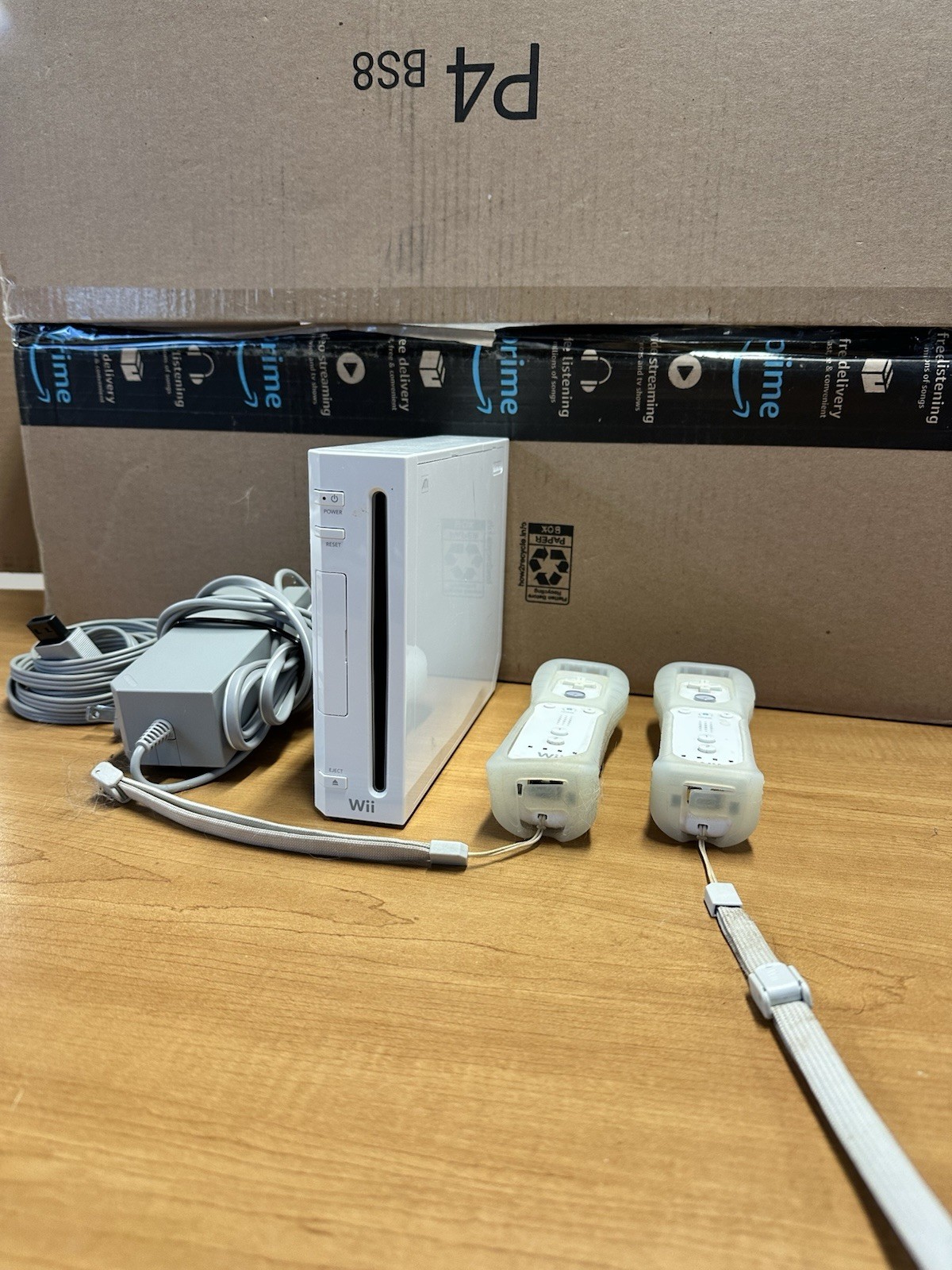 Nintendo Wii White Console with Two Controllers Wiimote