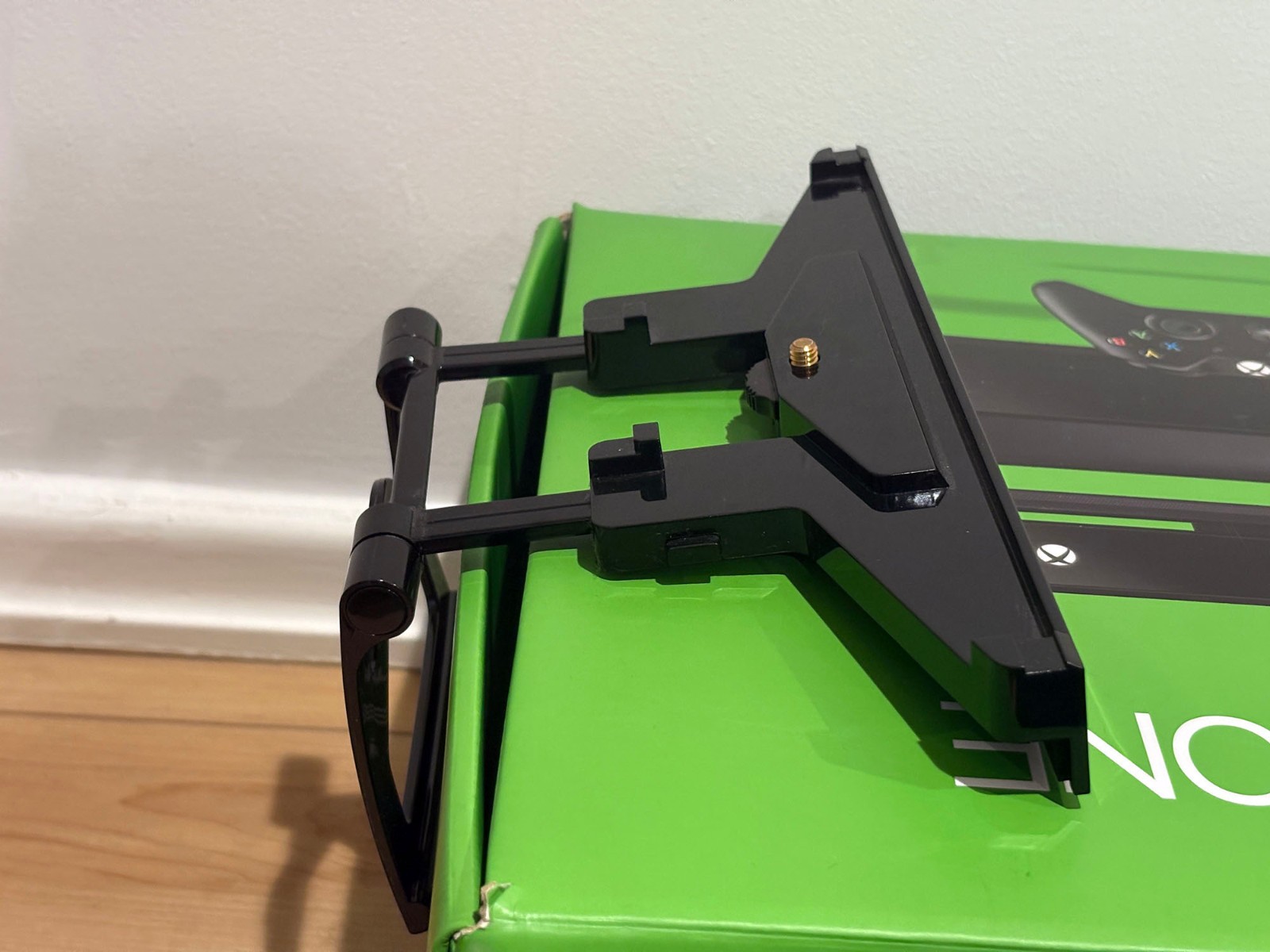 Xbox One 500GB Original Console Model 1540 / 1520 Kinect Camera Energizer Stand