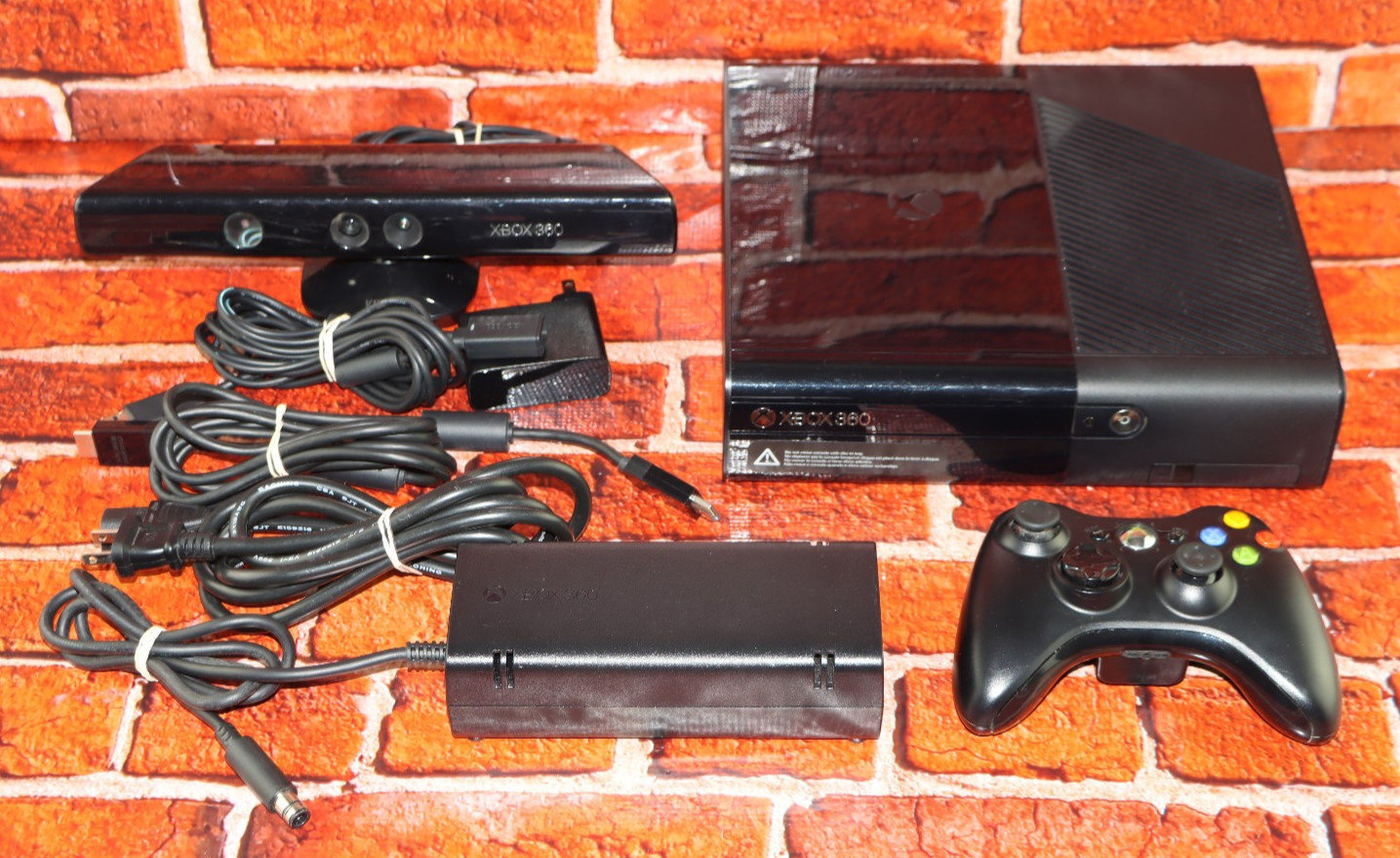 Xbox 360 E Console 4GB Bundle WORKING