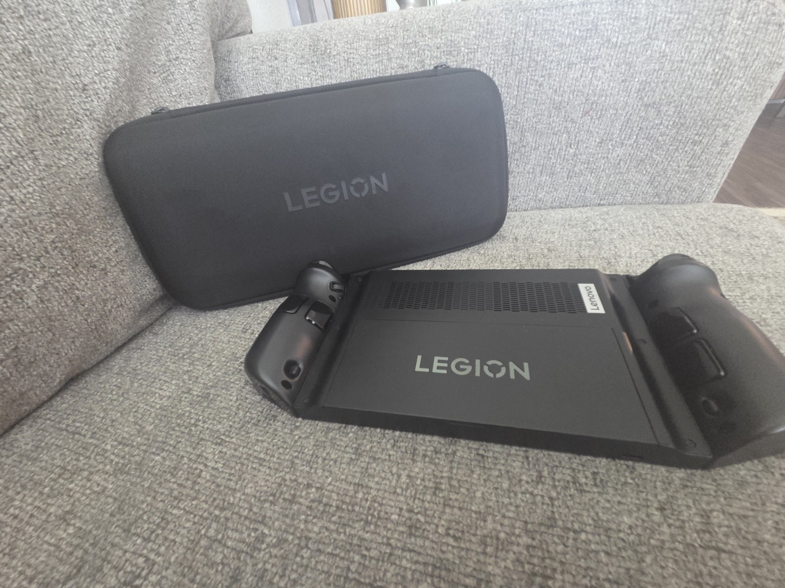 Lenovo Legion Go 8APU1 1TB Handheld Console – dual boot!