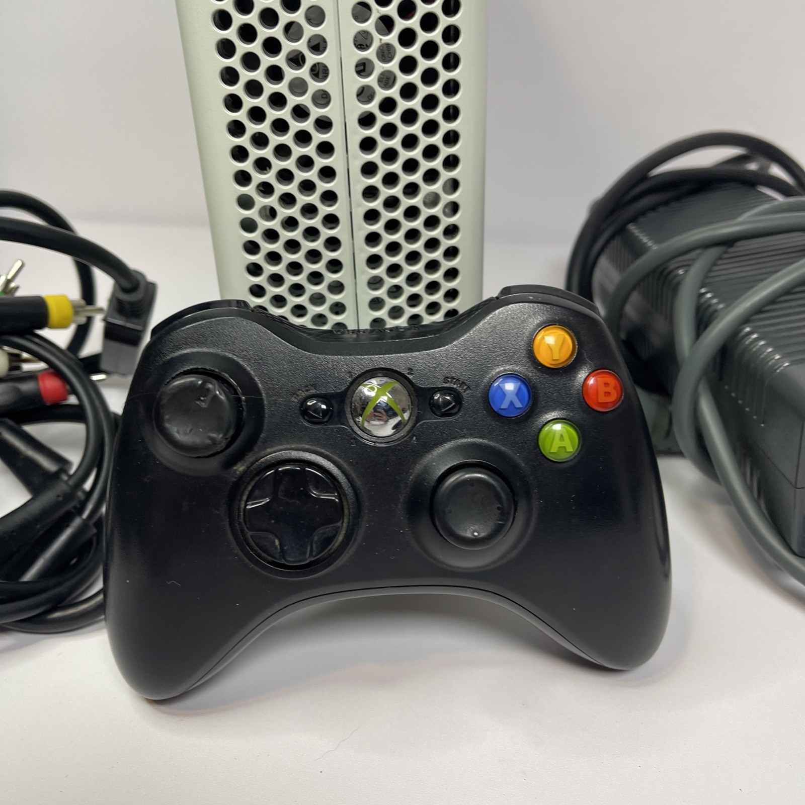 Microsoft Xbox 360 White Video Gaming Console System Includes Controller READ DC