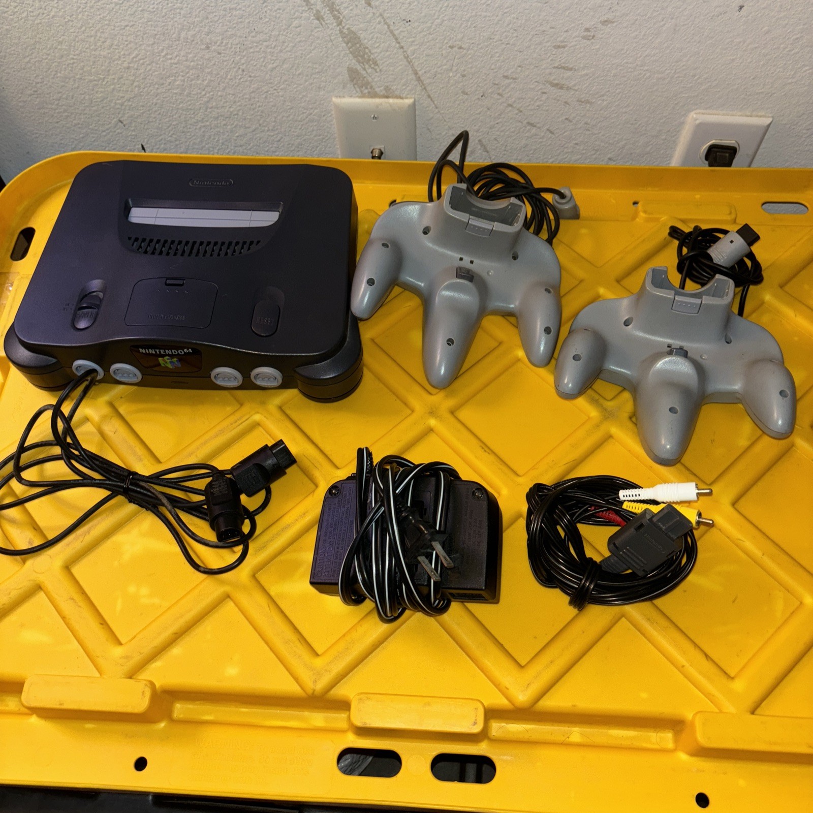 Nintendo64 NUS-001(USA)Console in Box 2 Controllers 1 extension cord64 & 7Games