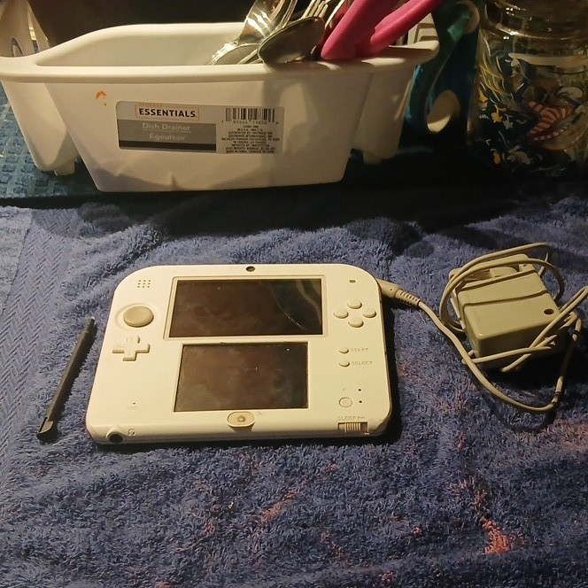 Nintendo 2DS White/Red Handheld System Touchscreen 4GB w/ Stylus & Charger