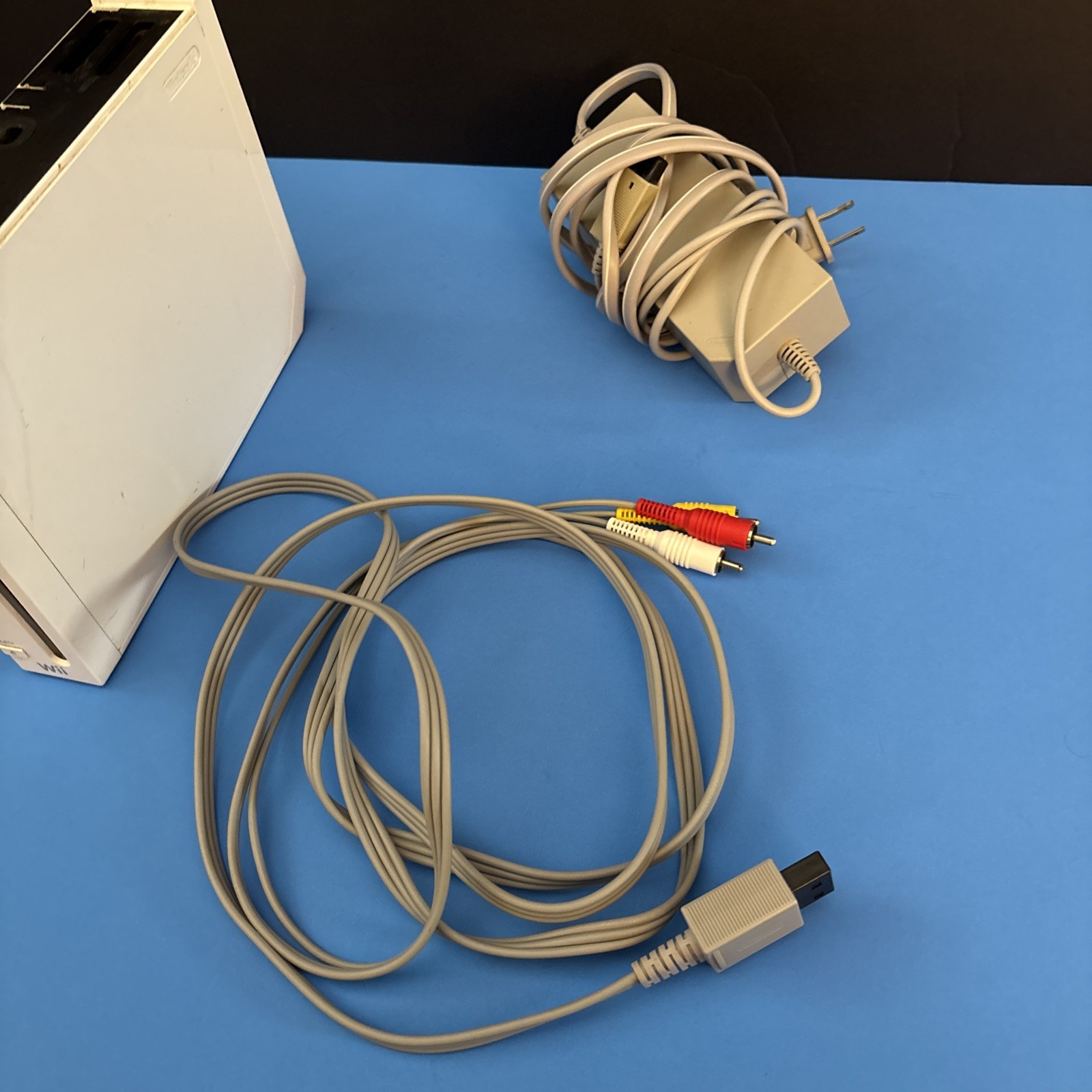Nintendo Wii Console White RVL-001 Bundle With Controllers, Cords, READ