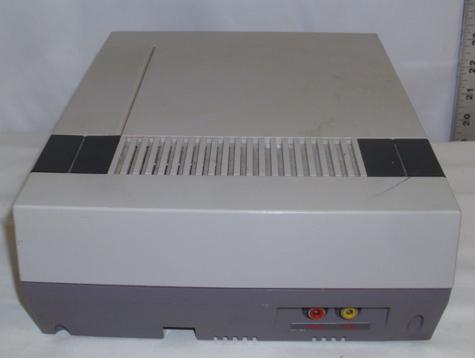 NINTENDO NES-001 1985 ENTERTAINMENT SYSTEM CONSOLE