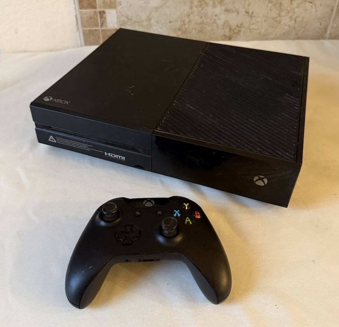 *READ DESCRIPTION* Microsoft Xbox One 1540 500GB Console -WORKS BUT BROKEN SHELL