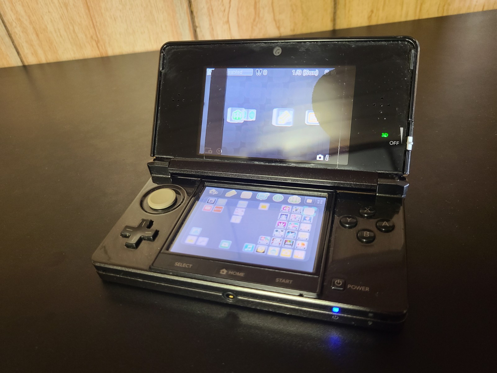 Nintendo 3DS 2GB Handheld System – Black, damaged screen