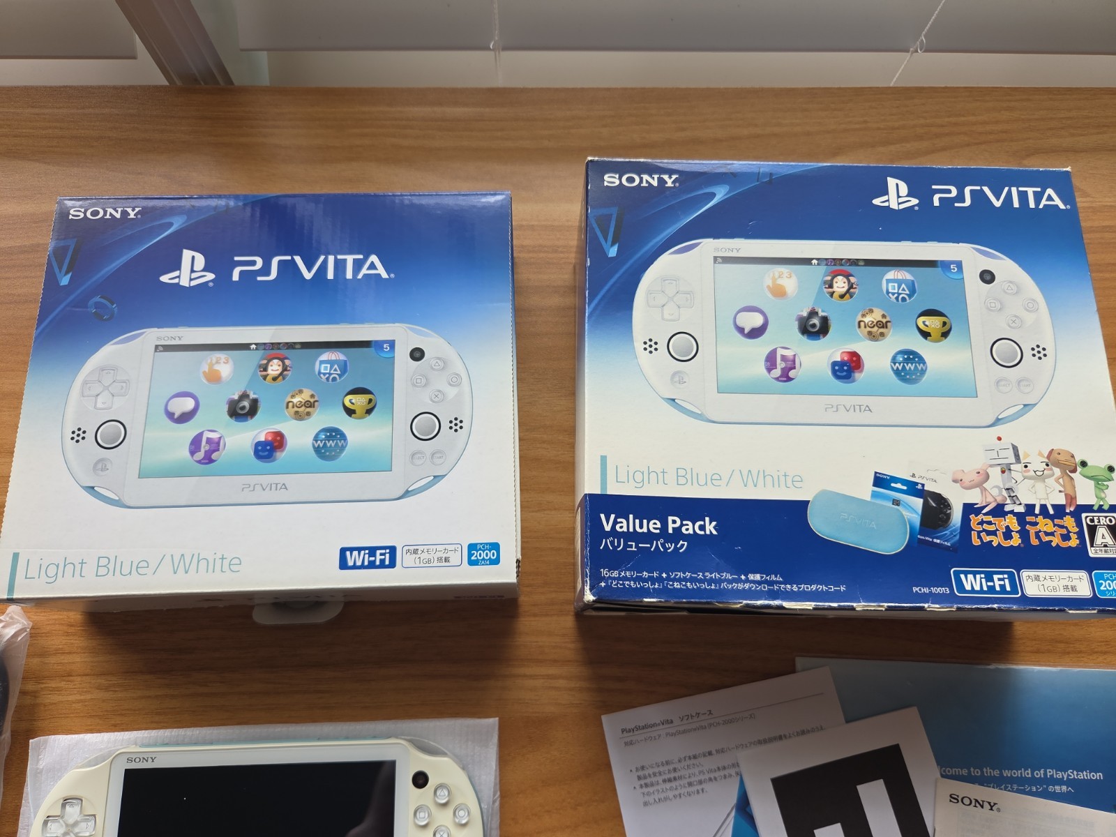 PS Vita PCH-2000 ZA14 Light Blue / White Value Pack Sony Playstation CIB