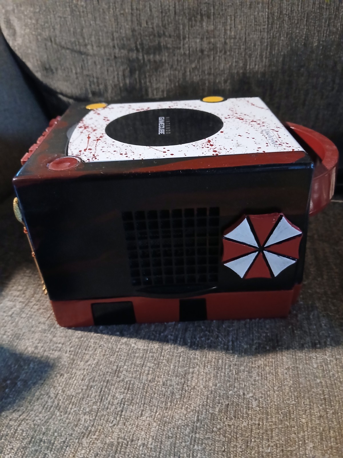 Custom Resident Evil Gamecube. 4 Games, 2 Controllers, Memory Card. See Pictures