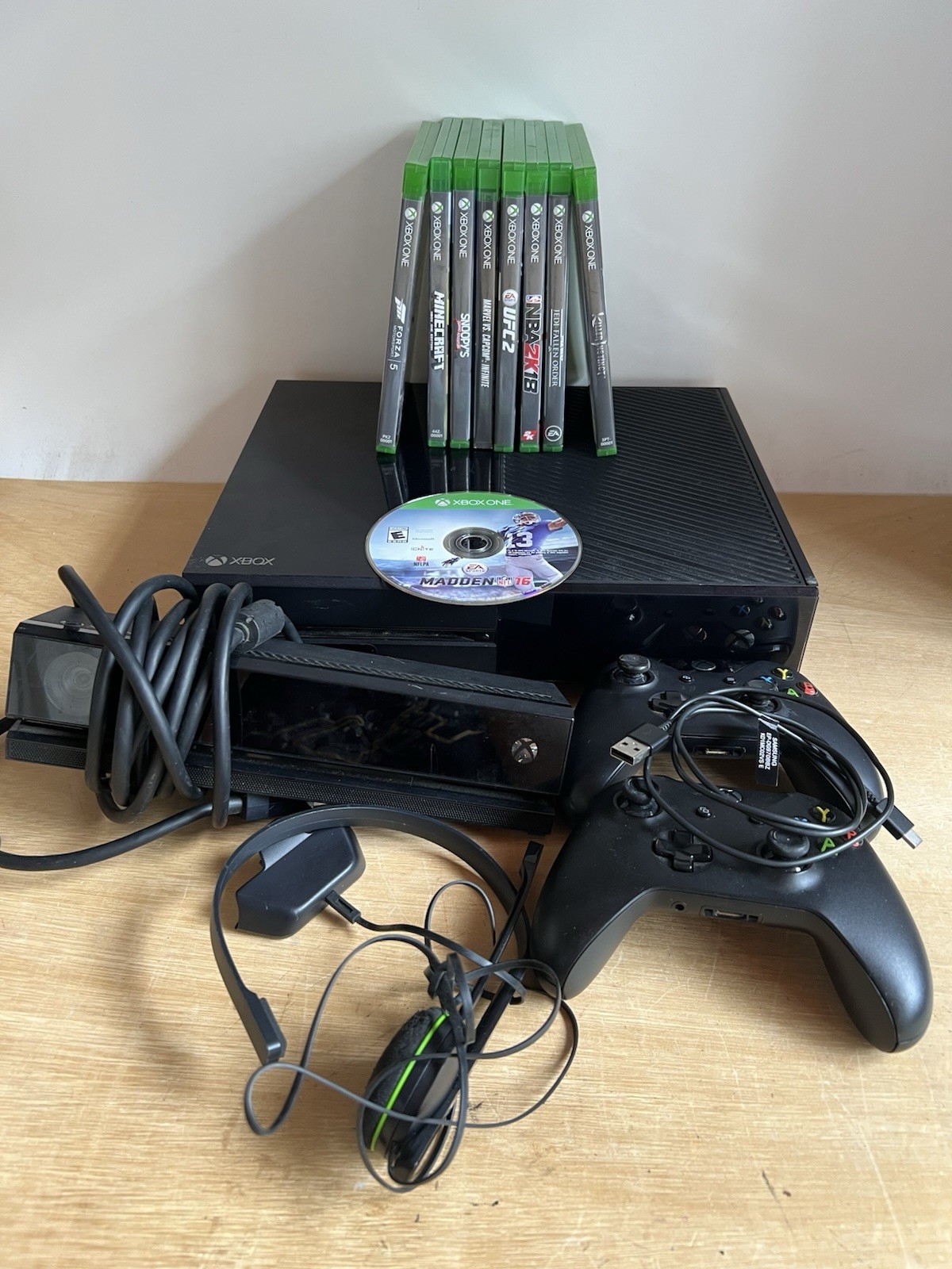 Microsoft Xbox One 500GB Black Console 1 Controller 8 Games Kinetic Bundle