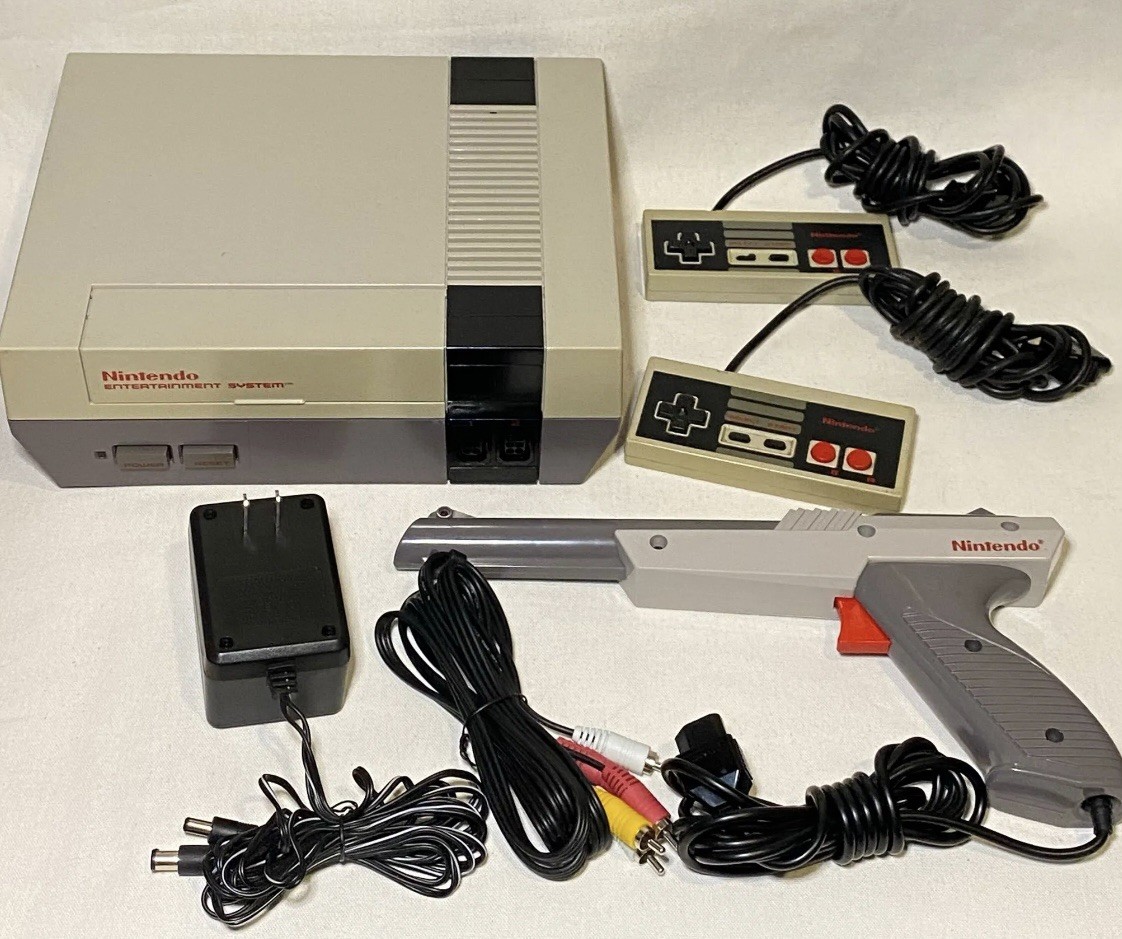 Nintendo Entertainment System Console NES-001 with Zapper, 2x Controllers, Cords