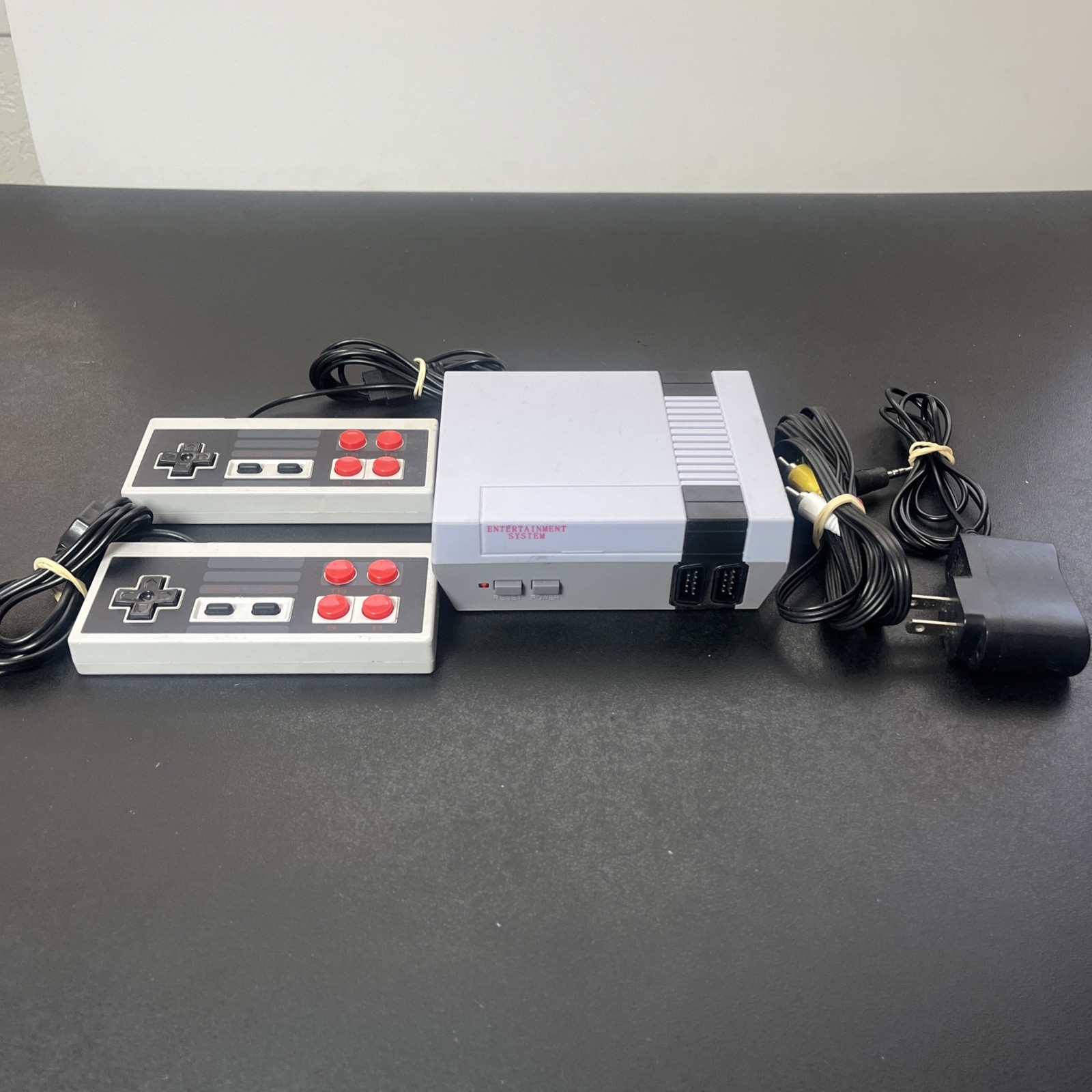 Mini Game Anniversary Edition 620 NES Console 620 Games AV-Out USB 2 Controllers