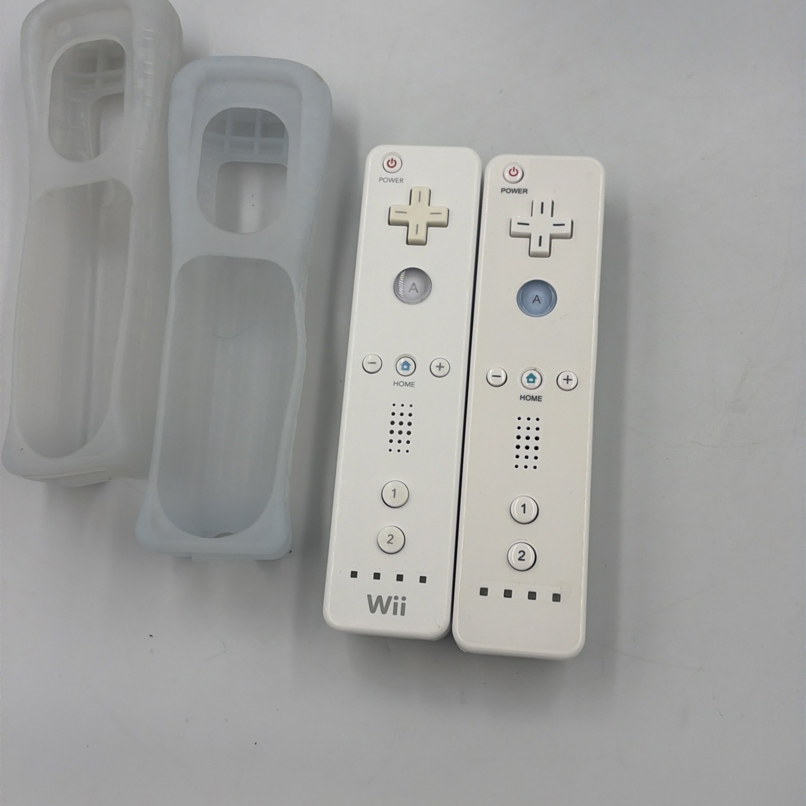 Nintendo Wii RVL-001 White Console Bundle – 512MB – Includes 2 Controllers