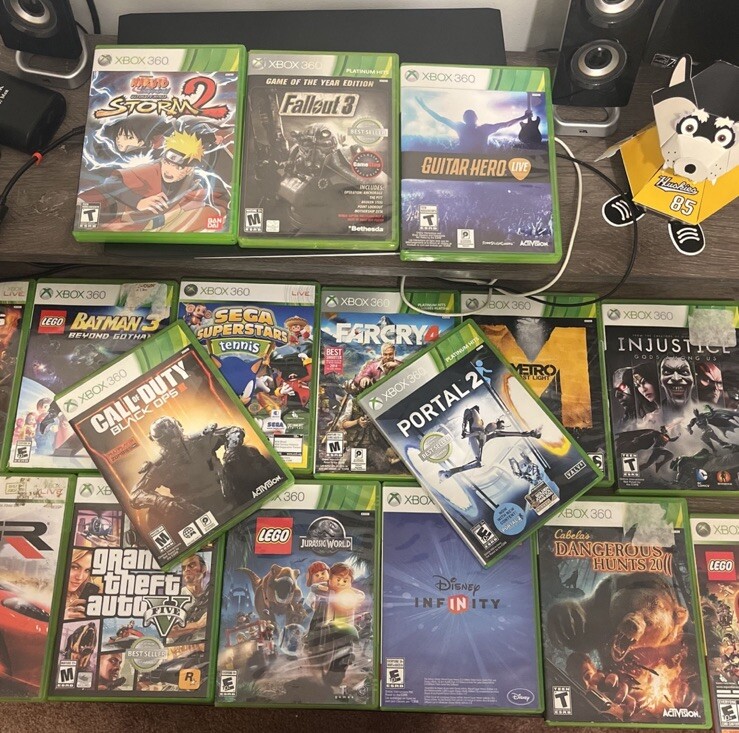 Microsoft Xbox 360 Pro 20GB Console – Matte White. 4 Controllers, and 20 Games.