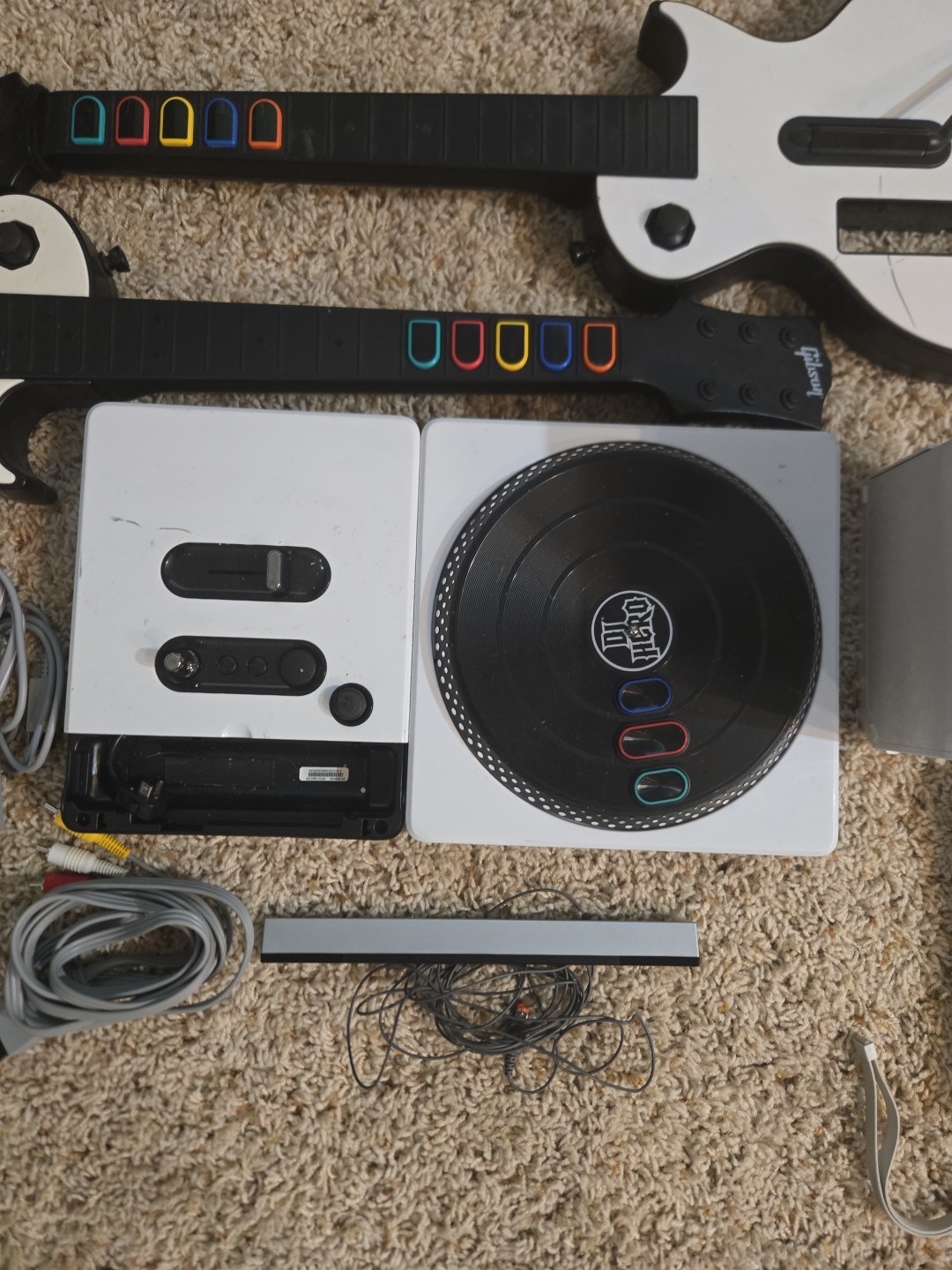 Nintendo Wii Guitar Hero 3 Bundle W Console, 2 Controllers & Remotes Tested Lot