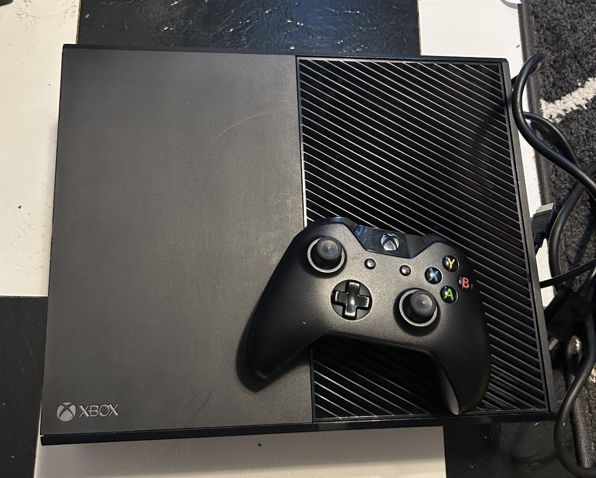 Microsoft Xbox One Console Black 500GB w/ HDMI/Power Cord Controller