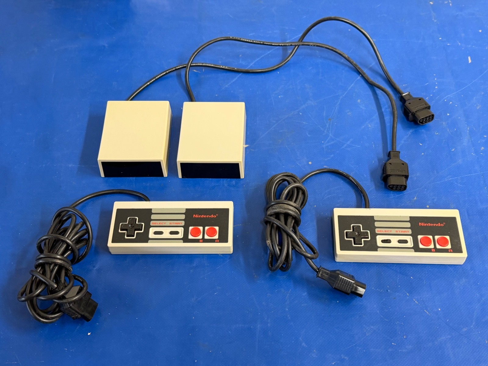 Vintage 1985 Nintendo NES-001 Console 2 Controllers Zapper Gun Games & MORE