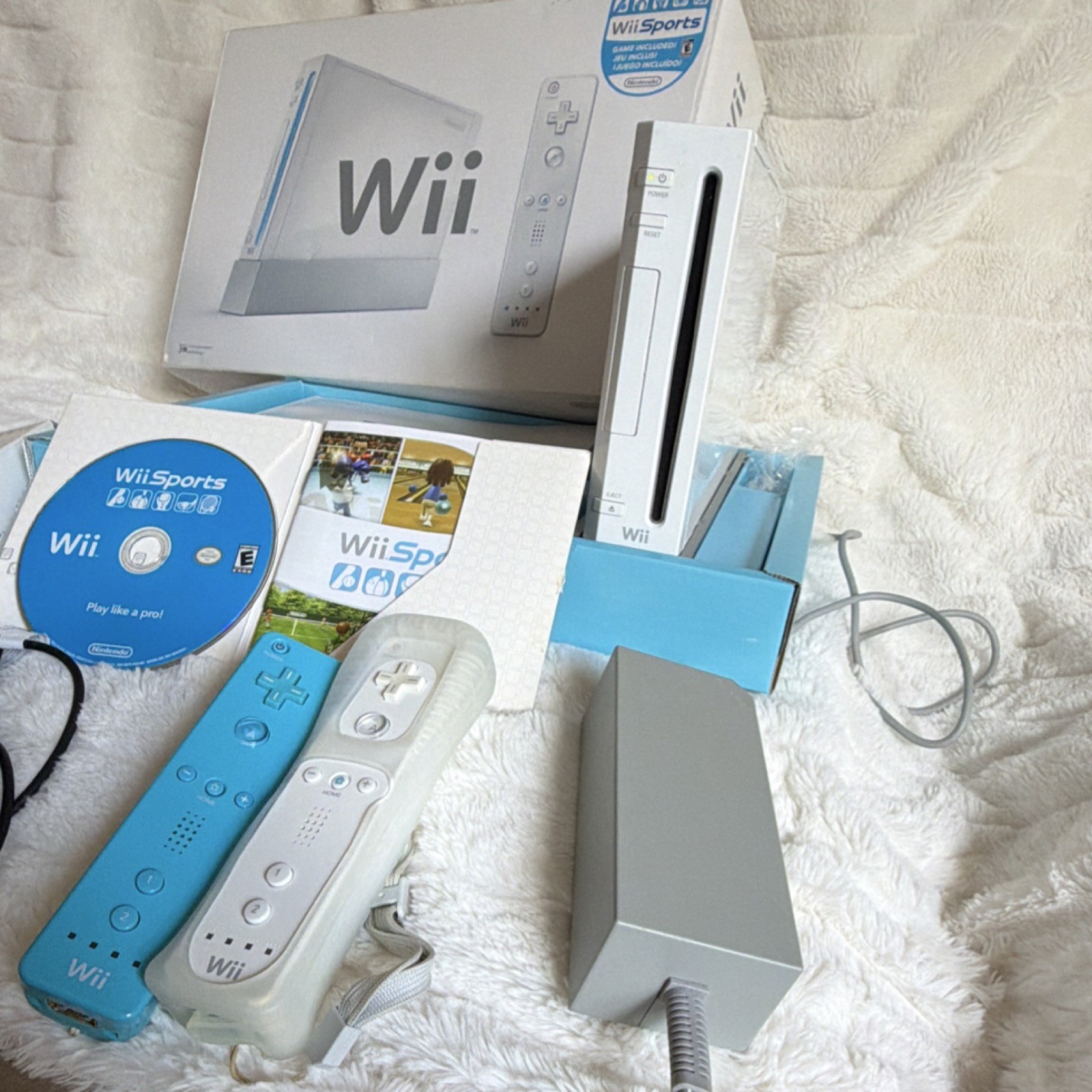 Nintendo Wii RVL-001(USA) White Console Bundle w/ Wii Sports, Remote, Box Tested