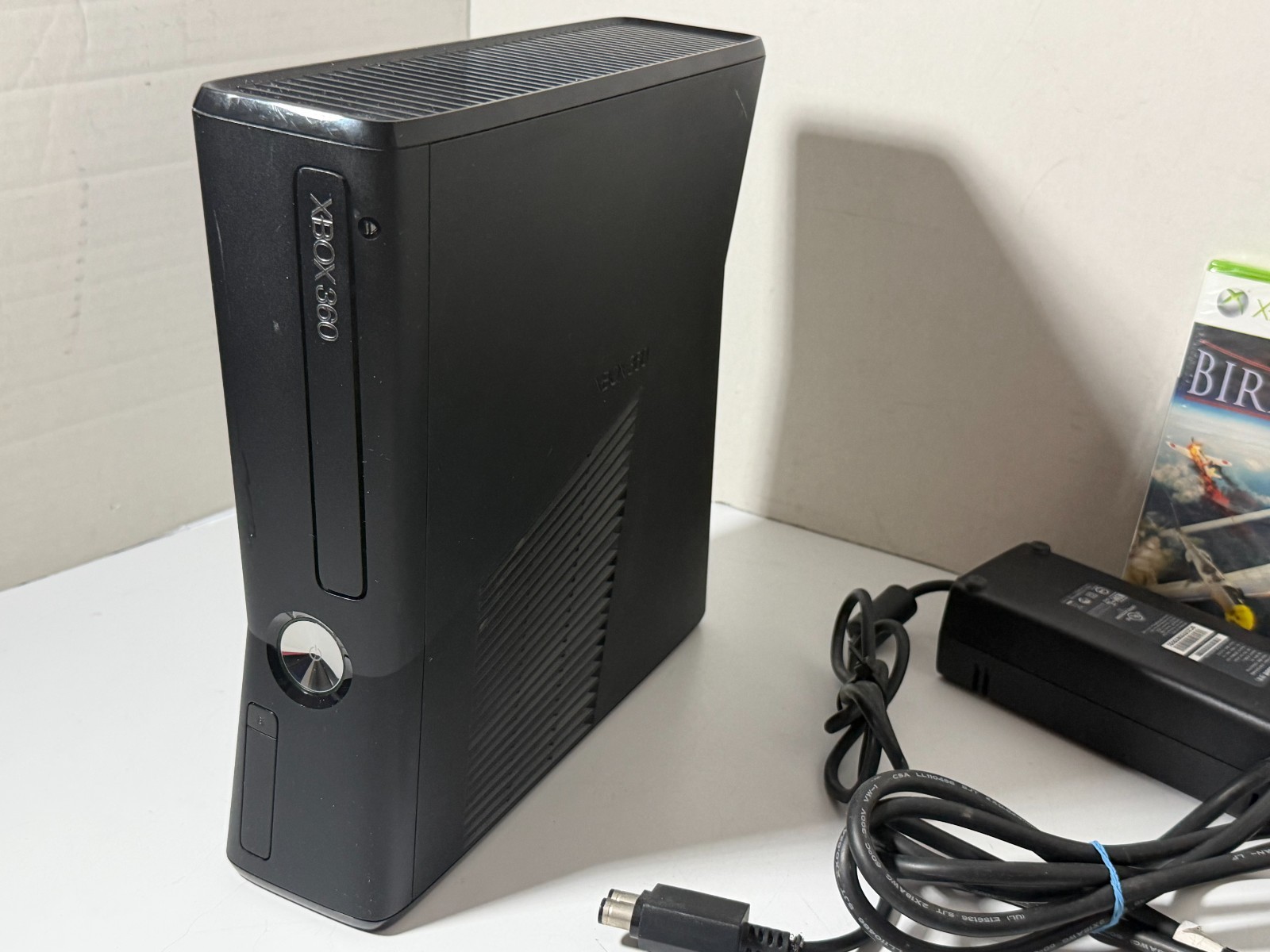 Microsoft Xbox 360 S Slim 4GB 1439 Console Bundle Controller, Cords and Game