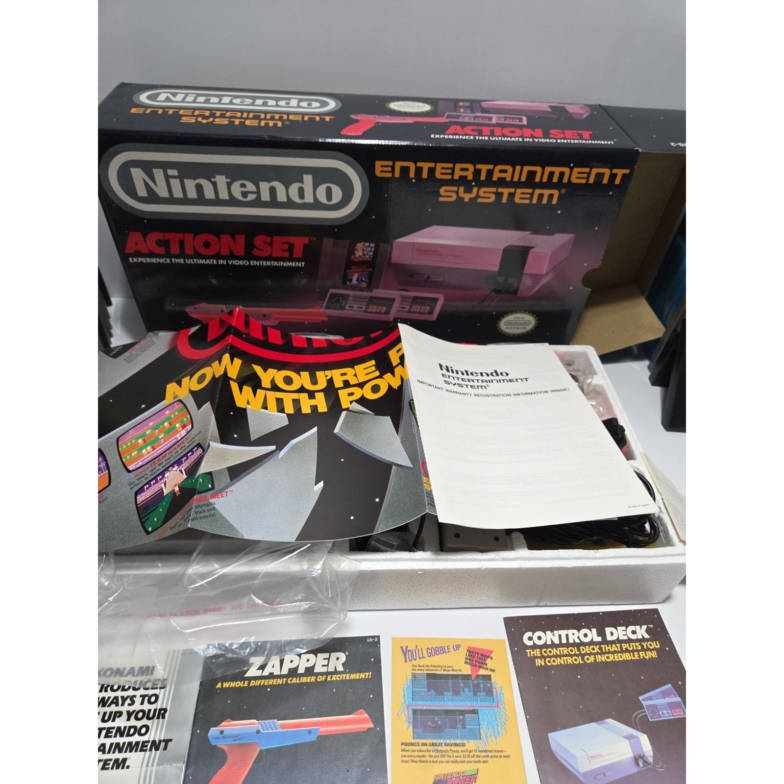 Nintendo NES Action Set Console CIB Zapper Controllers 15 Games Bundle