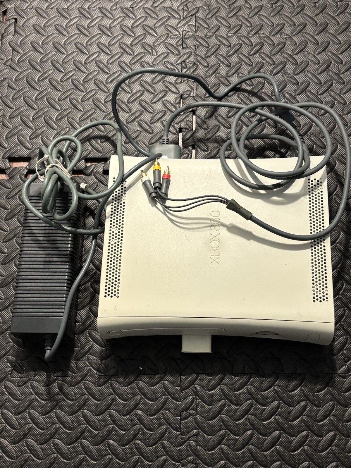 Microsoft Xbox 360 White Console w/ Power / AV Cable /Memory Card