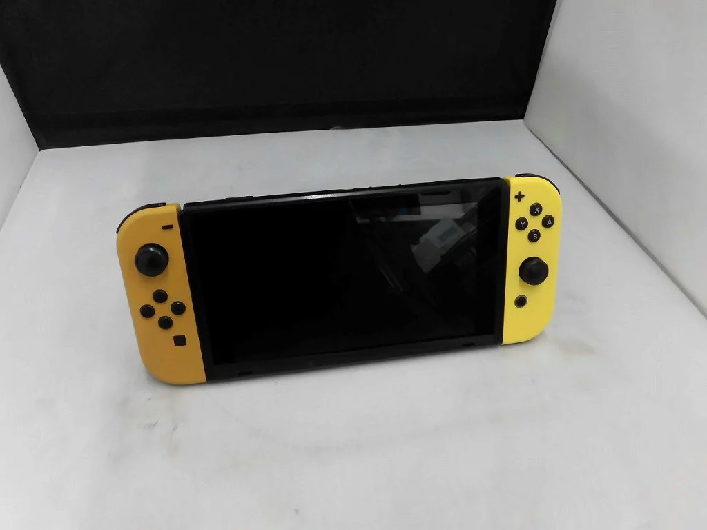 Nintendo Switch Pokémon Let’s Go! Eevee Set (with Poké Ball Plus)