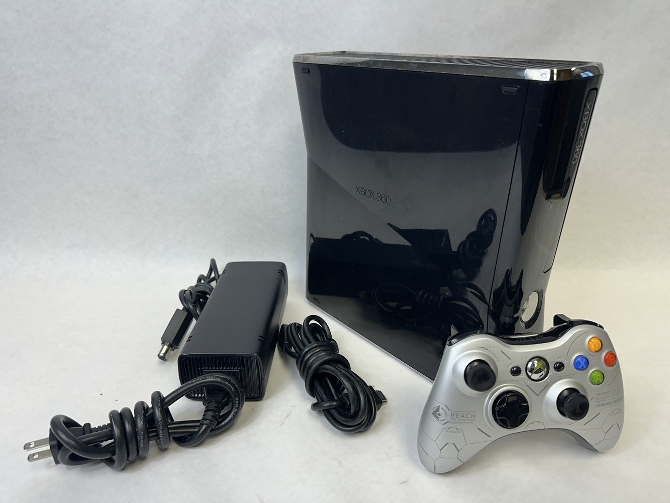 Microsoft Xbox 360 S, 1439, 4GB, Tested and In Working Condition, 1 Controller