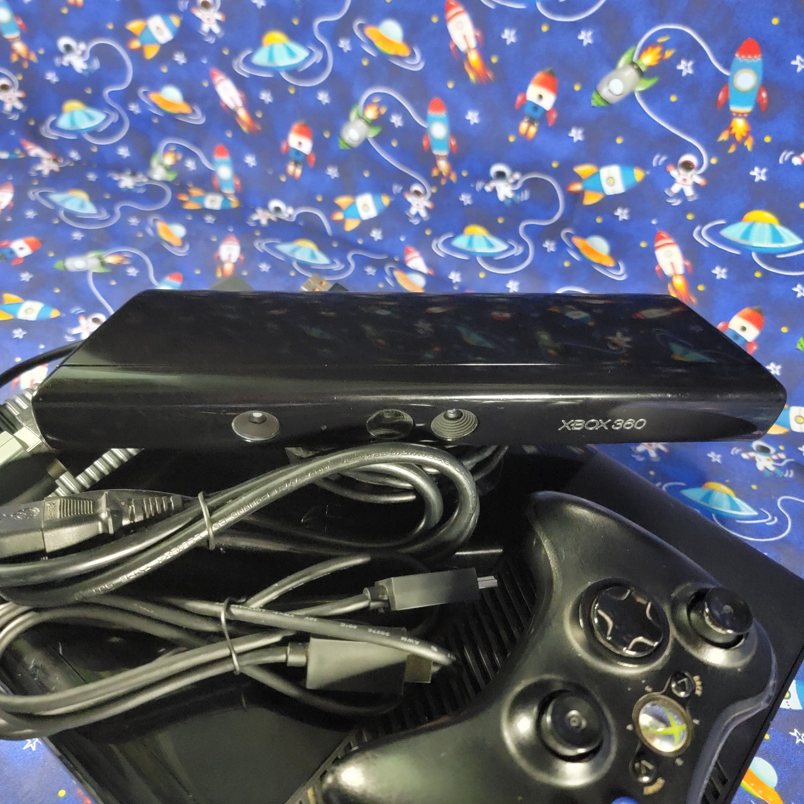 Microsoft Xbox 360E 4GB Console System Bundle W/ Cord, Kinect, Controller & Cabl
