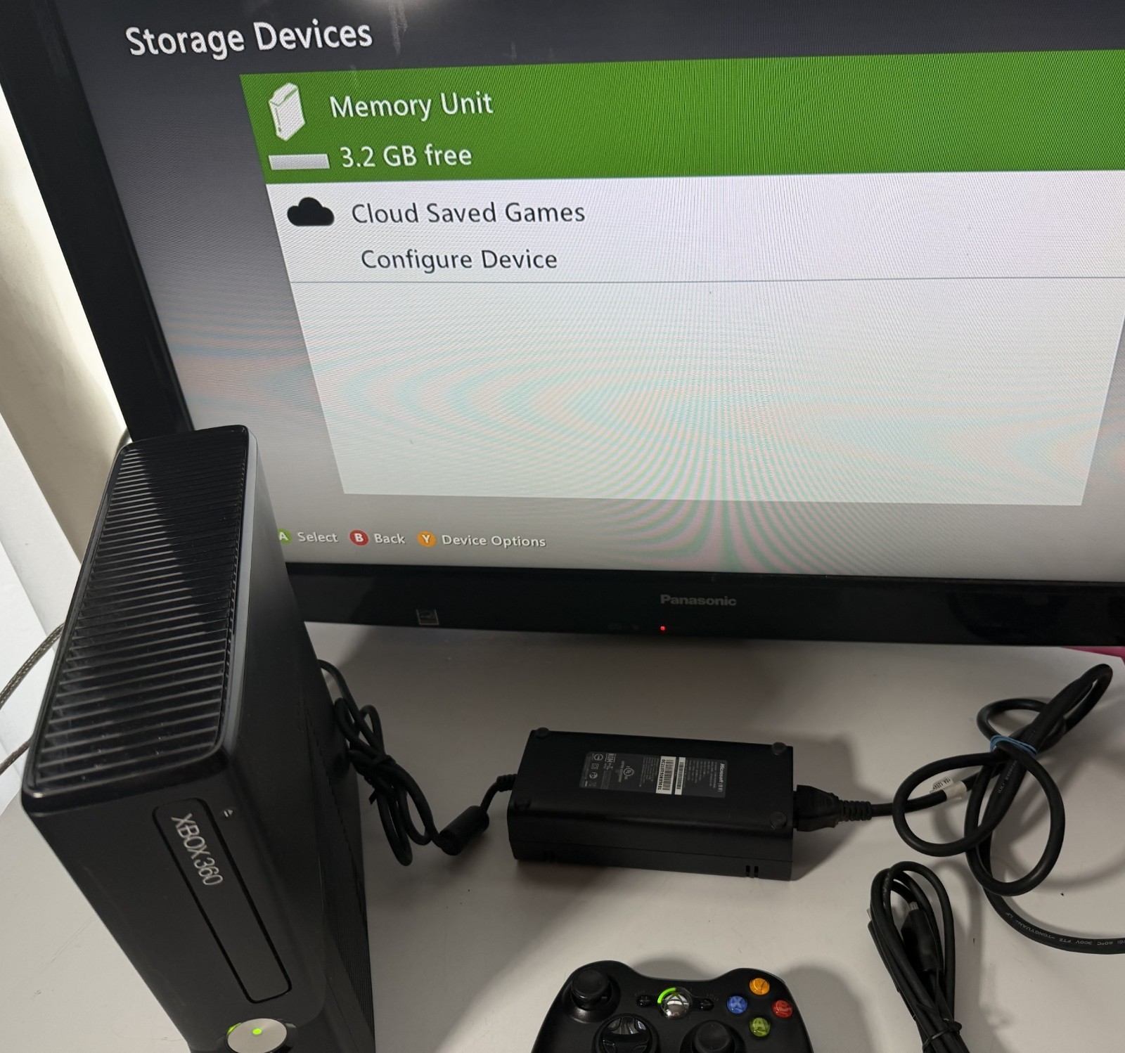 Microsoft Xbox 360 S Slim 4GB 1439 Console Bundle Controller, Cords and Game
