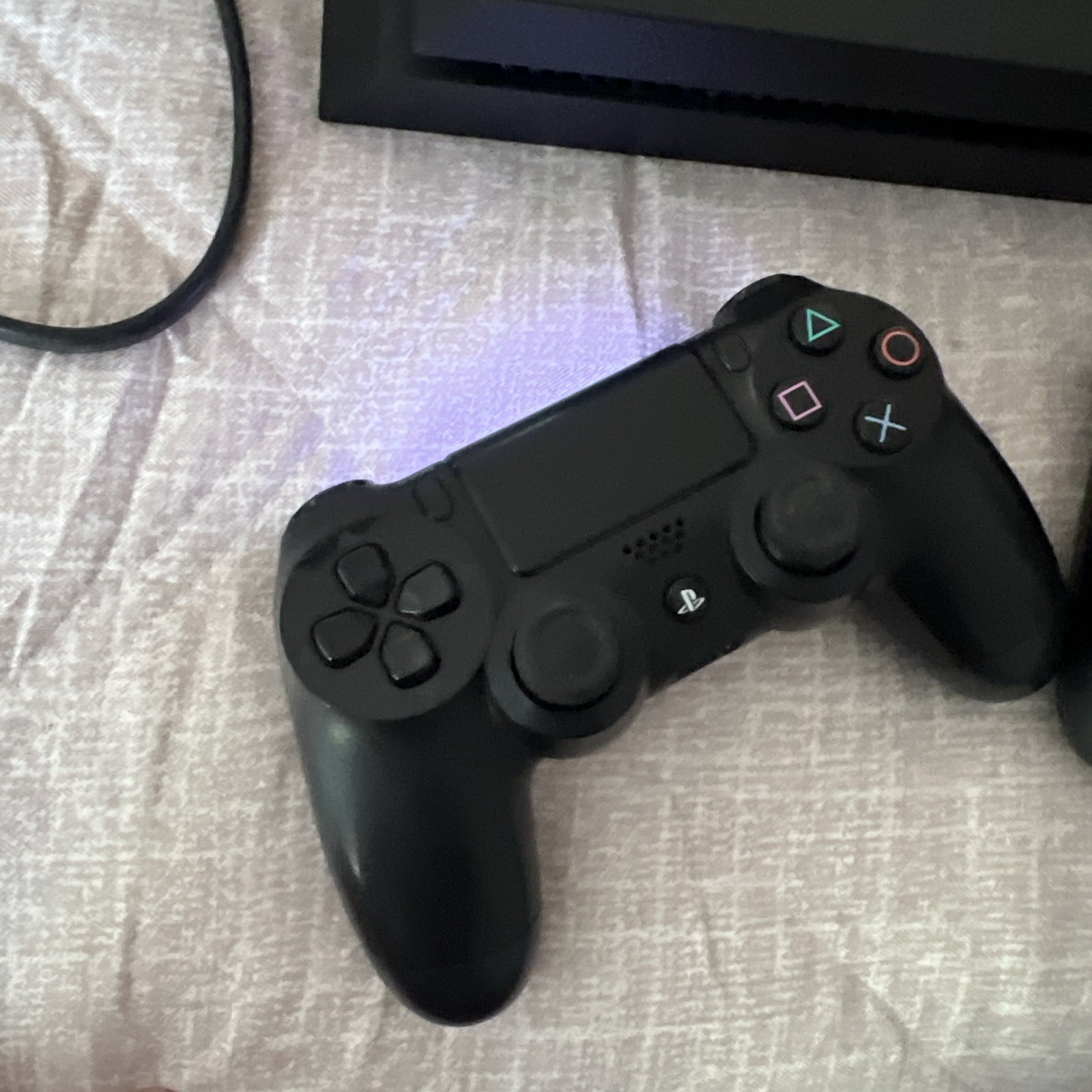 Low Firmware PlayStation 4 500gb W/ 2Controllers+Wires+CoolingStand -10.71 Firm