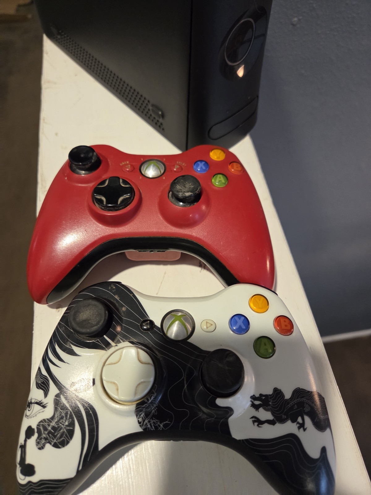 Microsoft Xbox 360 120gb Console 2 Controllers, And Cords