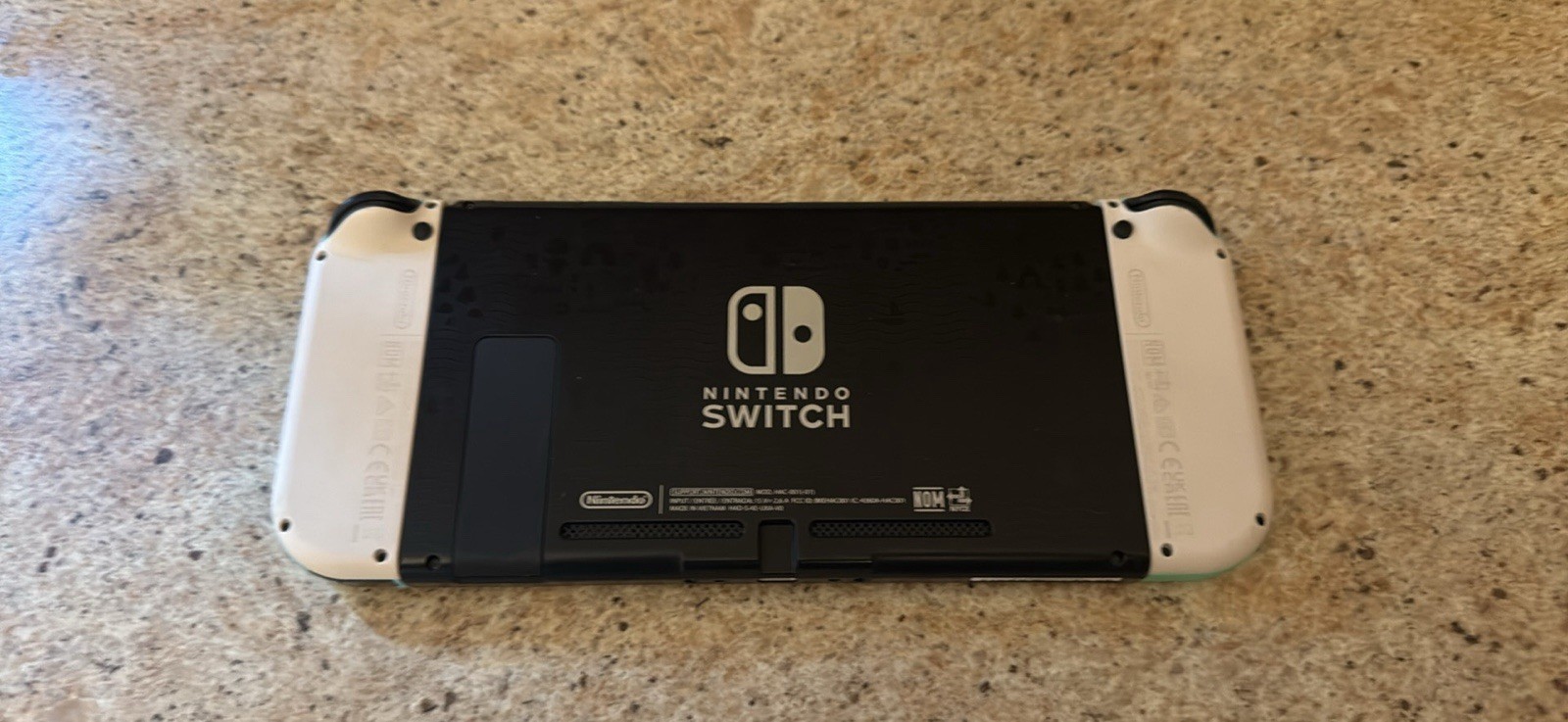 Nintendo Switch Animal Crossing New Horizons Edition + 8BitDo Bluetooth Adapter